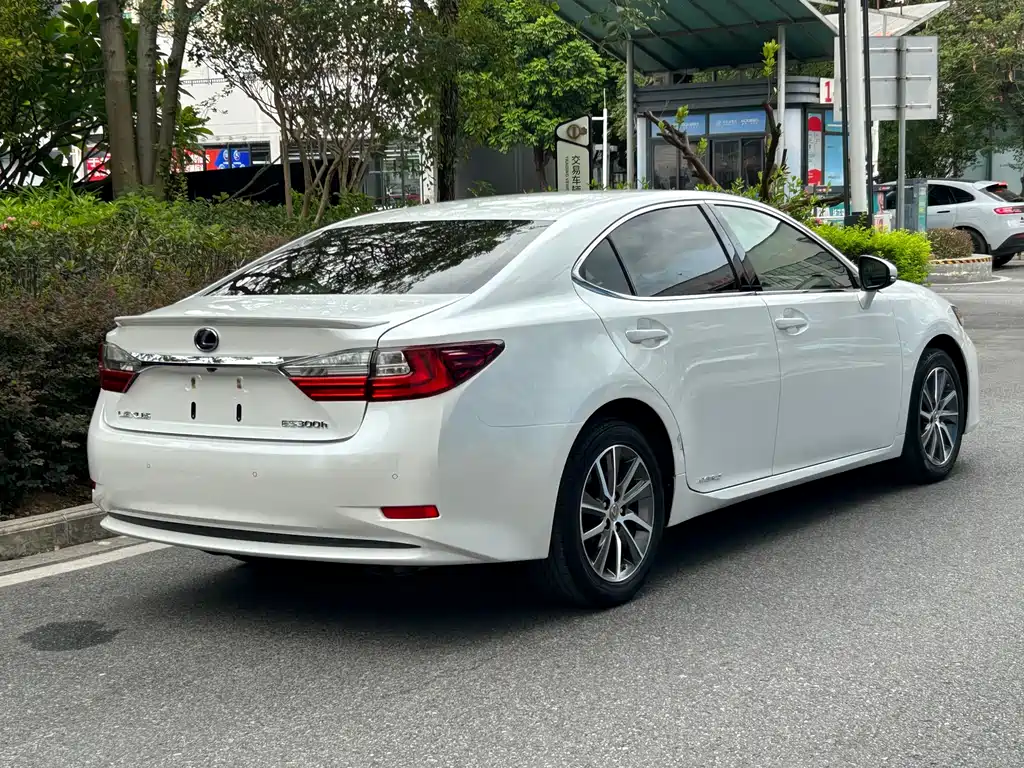 Lexus ES 2016 — фото 3