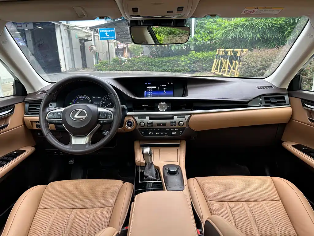 Lexus ES 2016 — фото 11