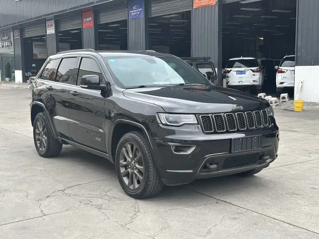 Jeep Grand Cherokee 2017 — фото 3