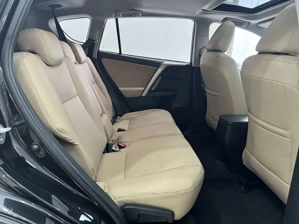 Toyota RAV4 2018 — фото 10