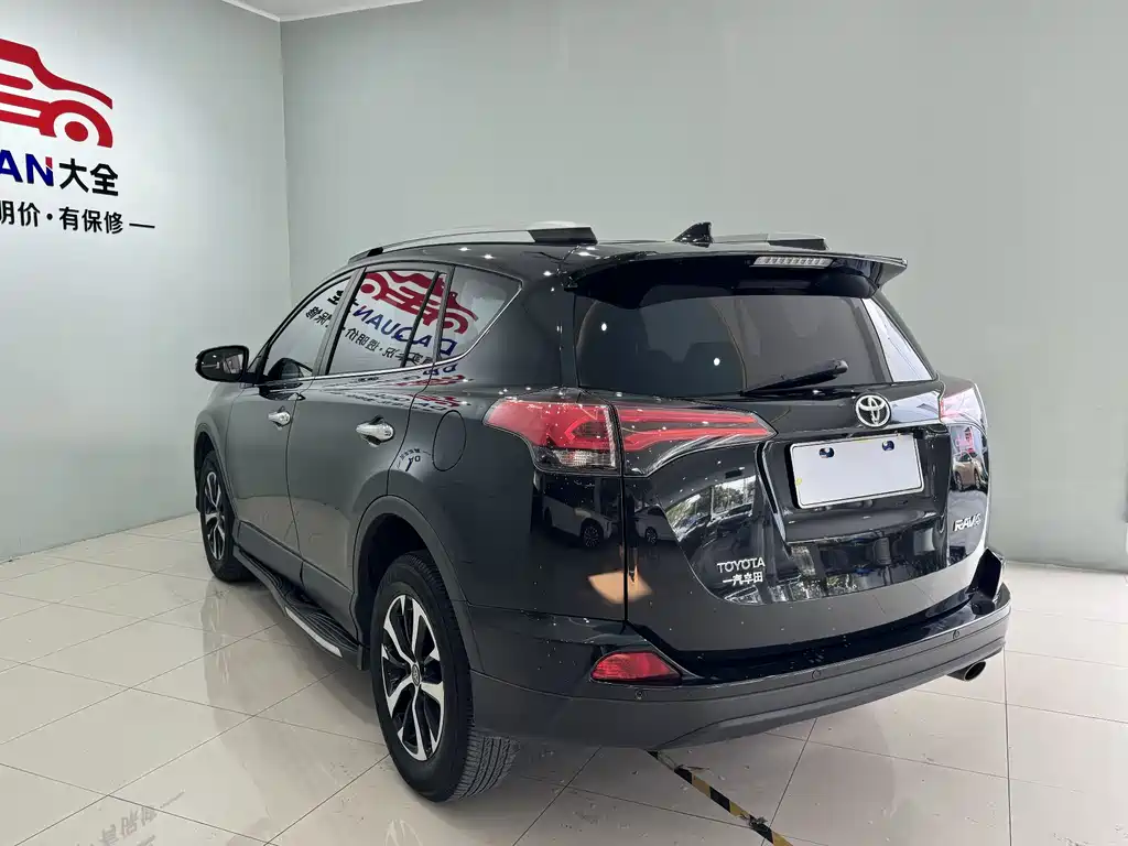 Toyota RAV4 2018 — фото 11