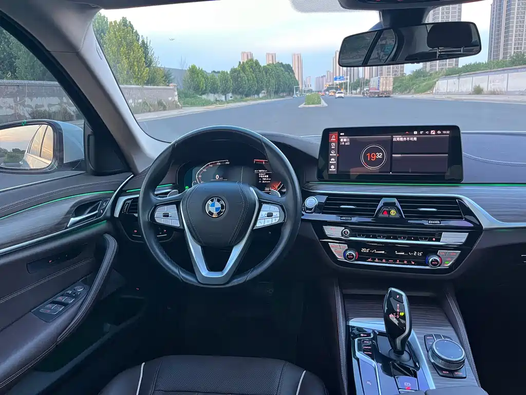 BMW 5 Series 2021 — фото 11