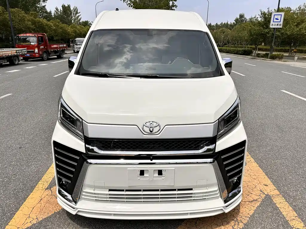 Toyota Hiace 2025 — фото 2