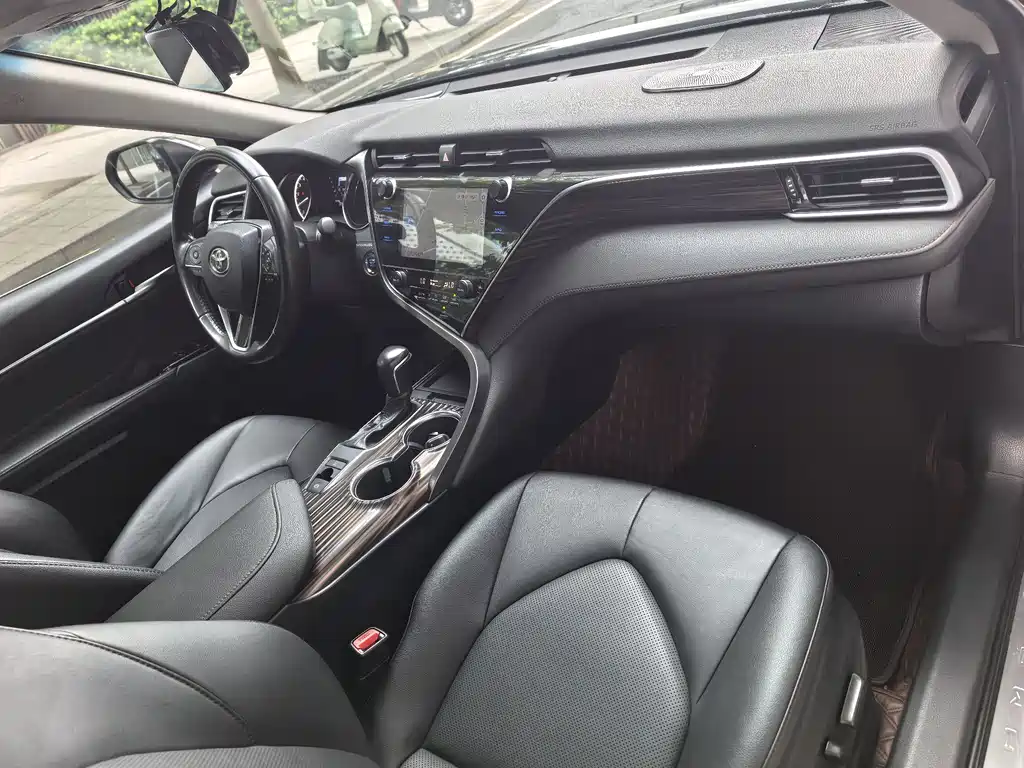 Toyota Camry 2019 — фото 12