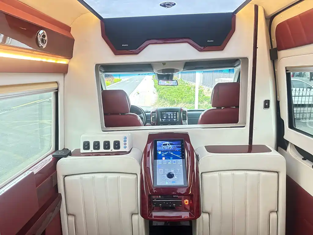 Mercedes-Benz Sprinter 2018 — фото 16