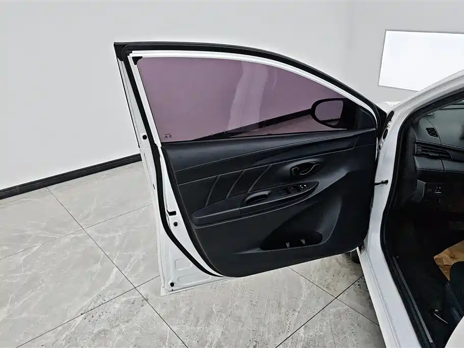 Toyota Yaris L 2017 — фото 7