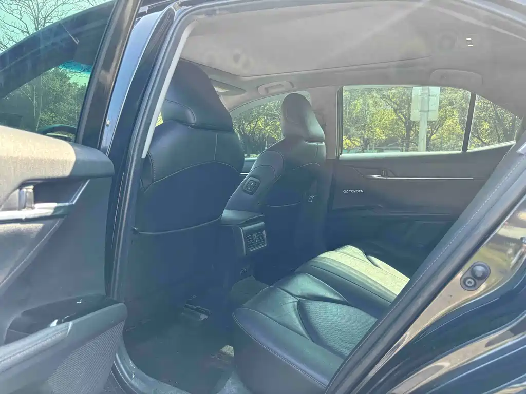 Toyota Camry 2019 — фото 12