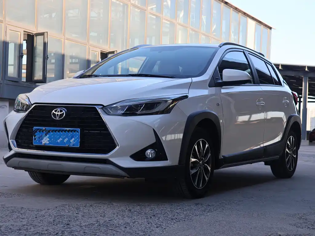 Toyota Yaris L 2022 — фото 1