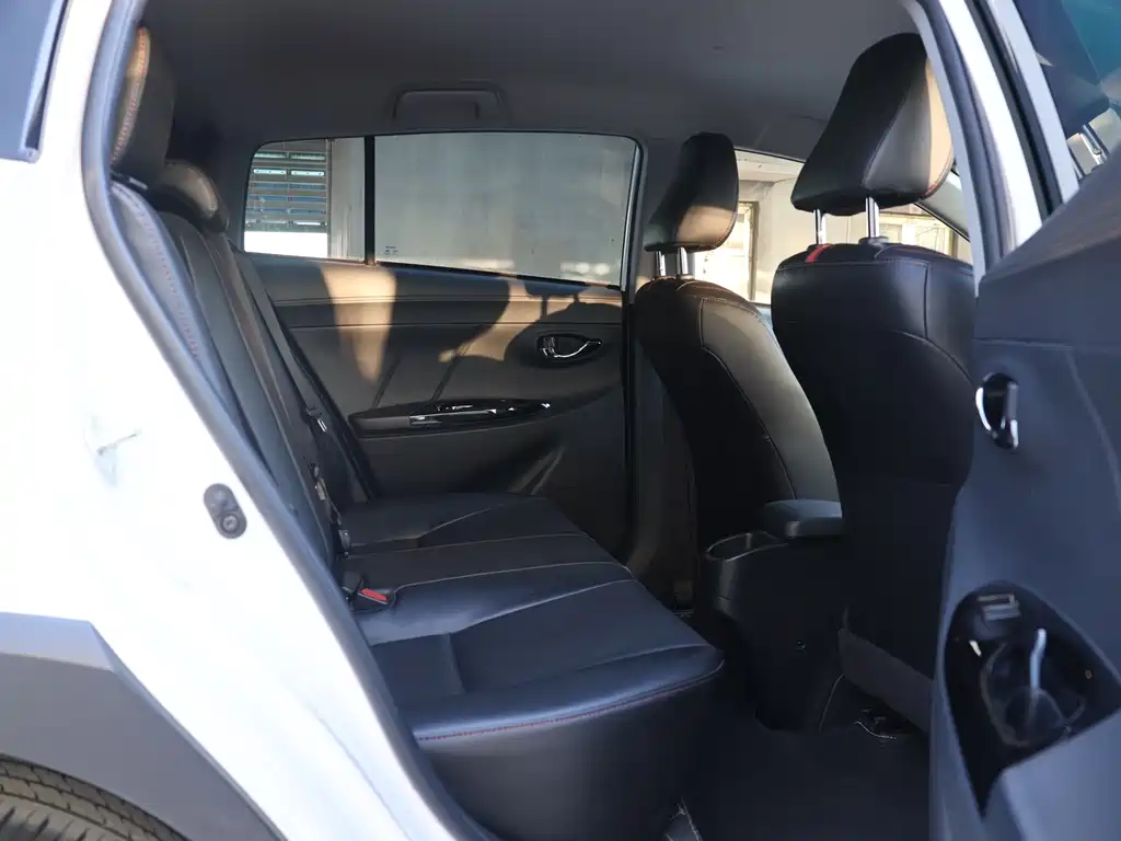 Toyota Yaris L 2022 — фото 11
