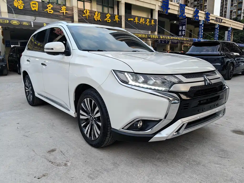 Mitsubishi Outlander 2021 — фото 3