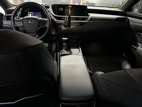 Lexus ES 2019
