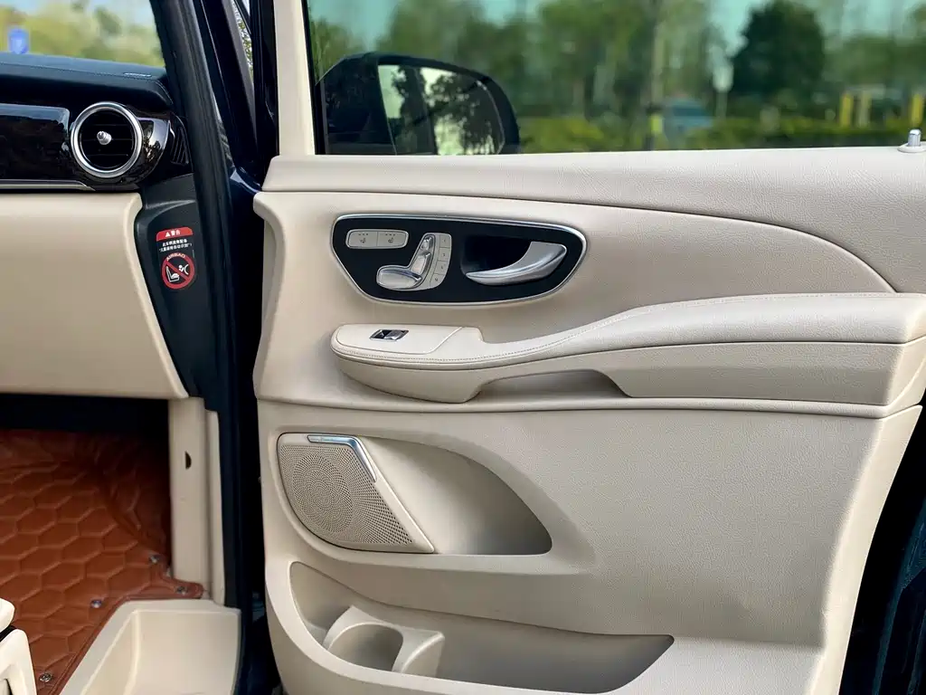 Mercedes-Benz V-Class 2017 — фото 15