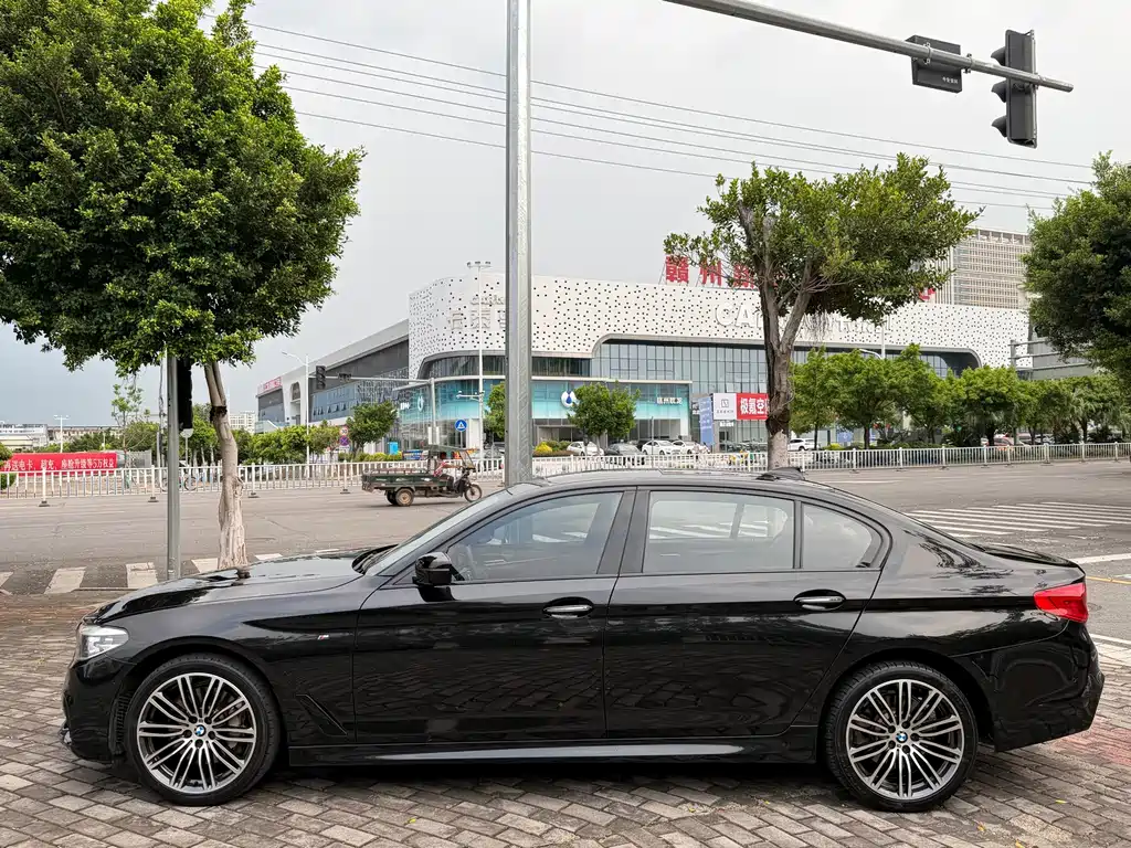 BMW 5 Series 2018 — фото 14