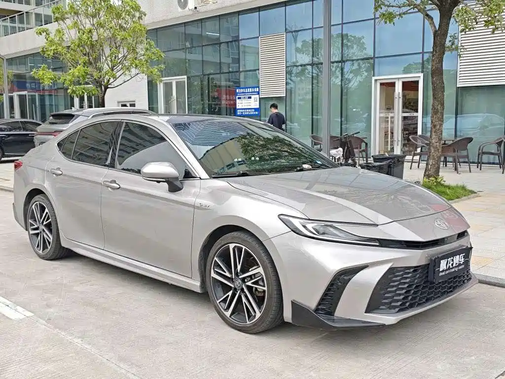 Toyota Camry 2024 — фото 3