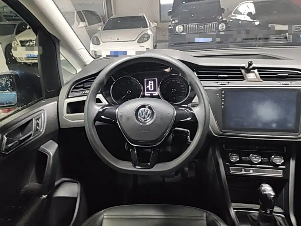 Volkswagen Touran 2017 — фото 11
