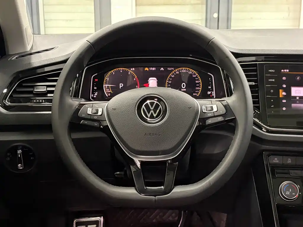 Volkswagen T-Roc 2023 — фото 7