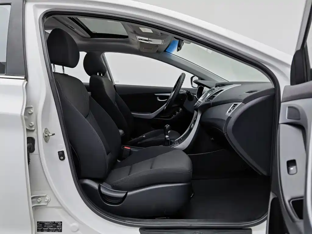 Hyundai Elantra 2017 — фото 23