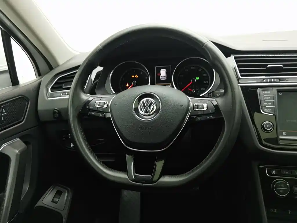 Volkswagen Tiguan L 2017 — фото 11