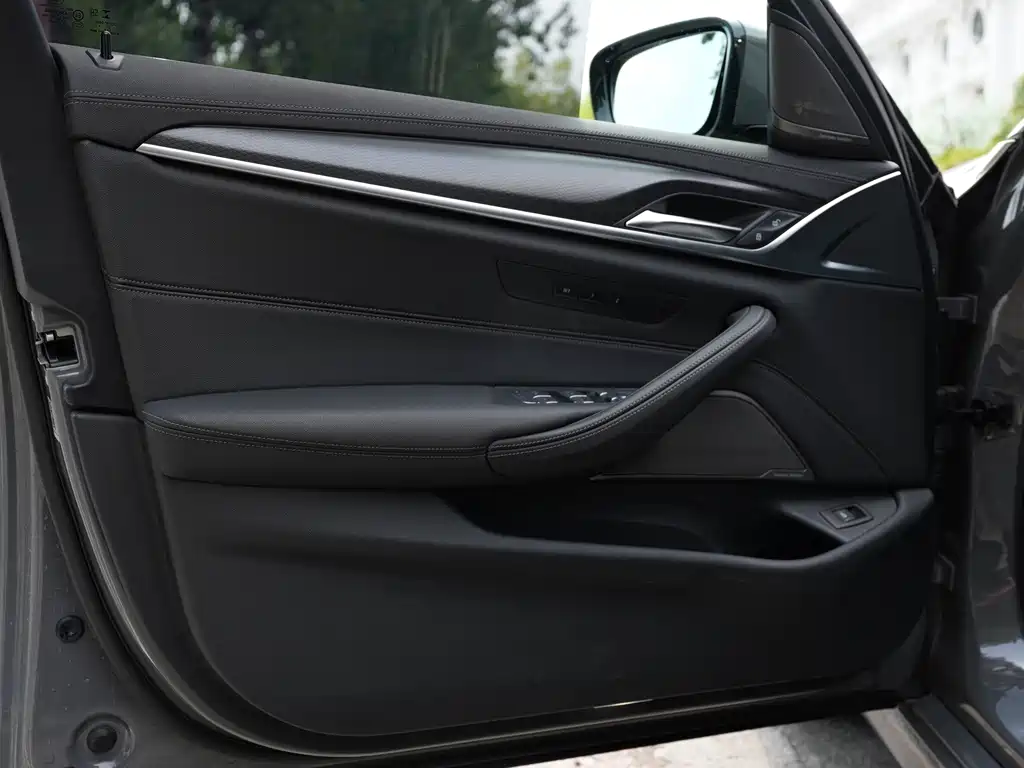 BMW 5 Series 2022 — фото 14