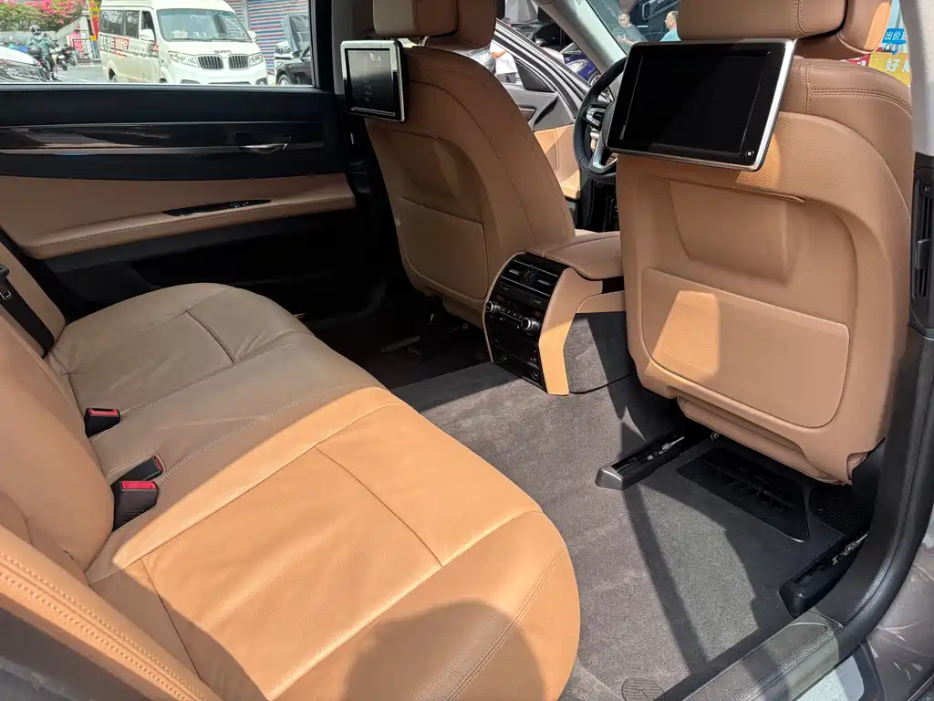 BMW 7 Series 2014 — фото 18