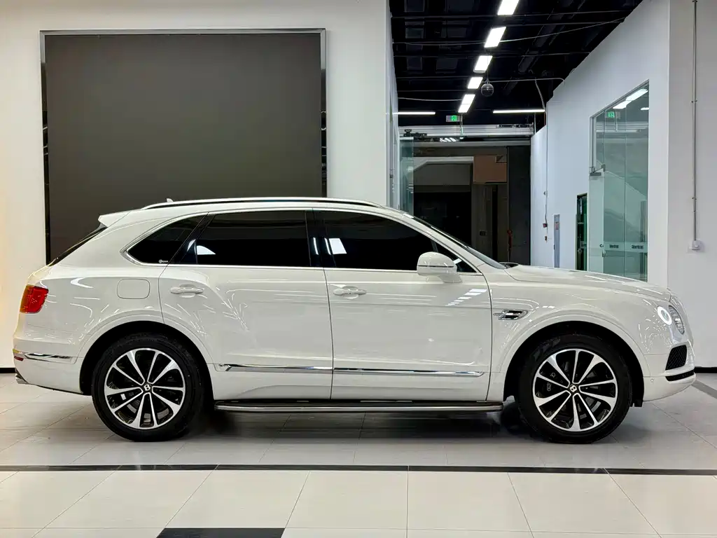 Bentley Bentayga 2020 — фото 16