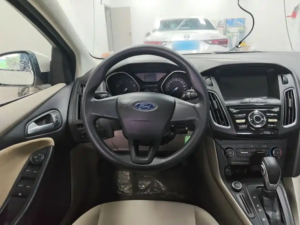 Ford Focus 2018 — фото 11