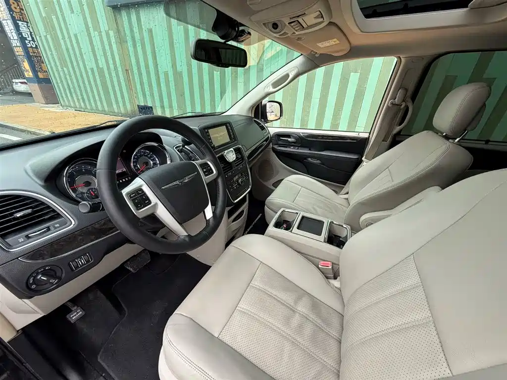 Chrysler Grand Voyager 2015 — фото 3