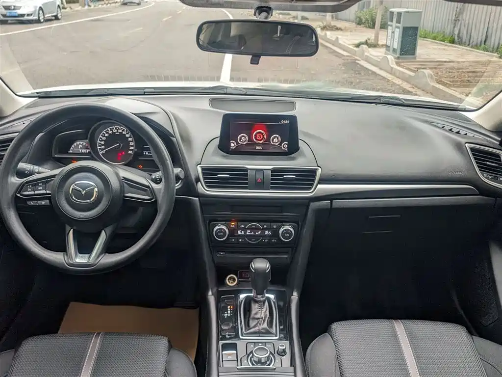Mazda 3 Axela 2018 — фото 17