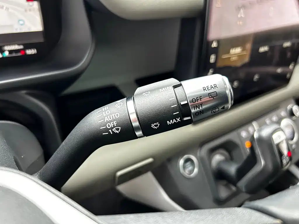 Land Rover Defender 2021 — фото 11