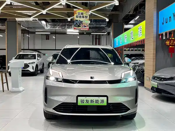 Lynk & Co 08 EM-P 2025