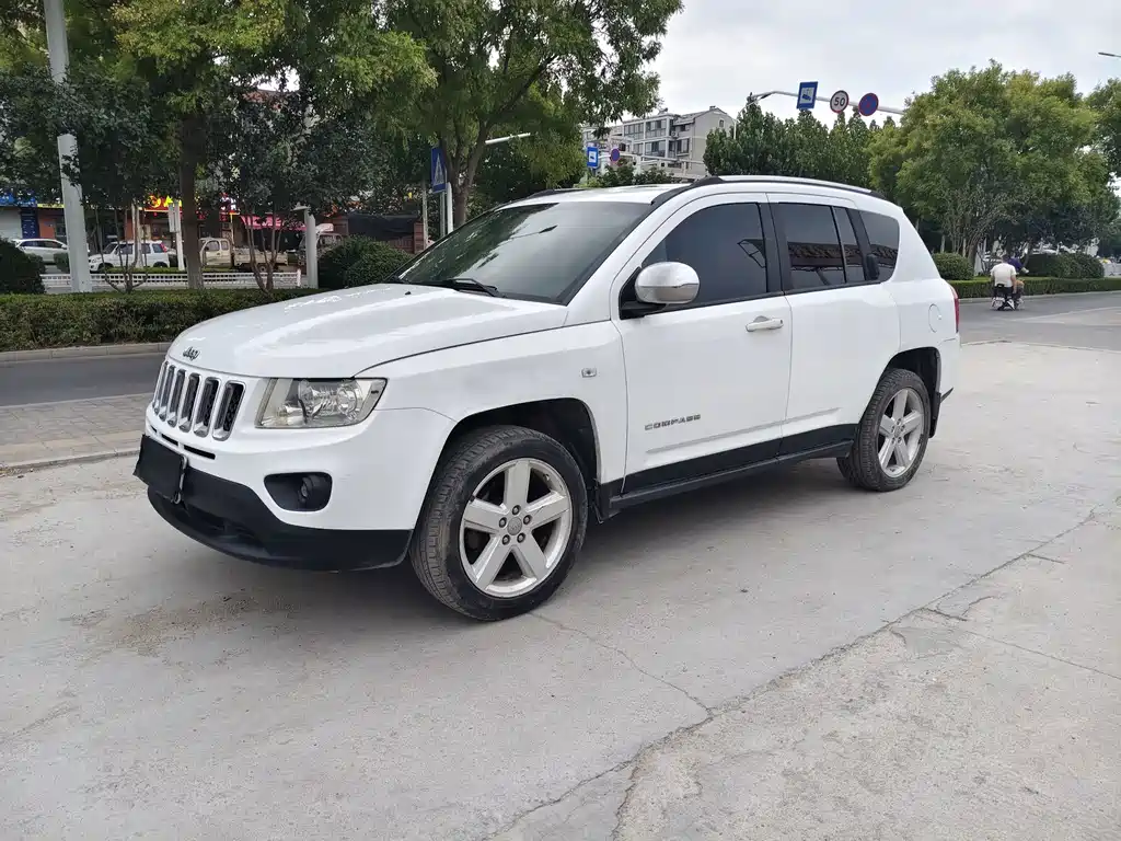 Jeep Compass 2012 — фото 1