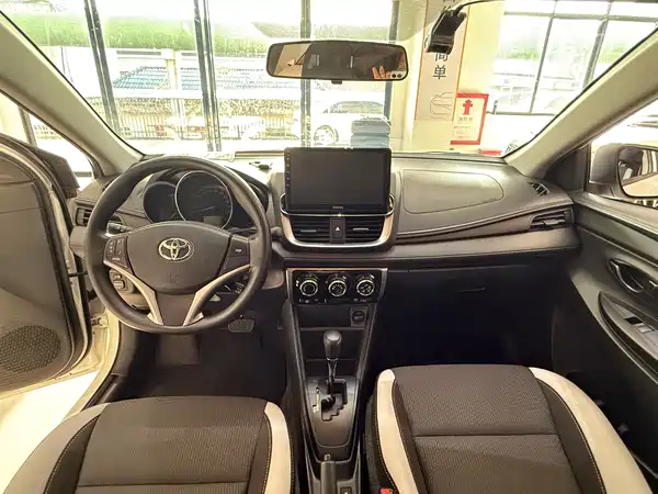 Toyota Yaris L 2022