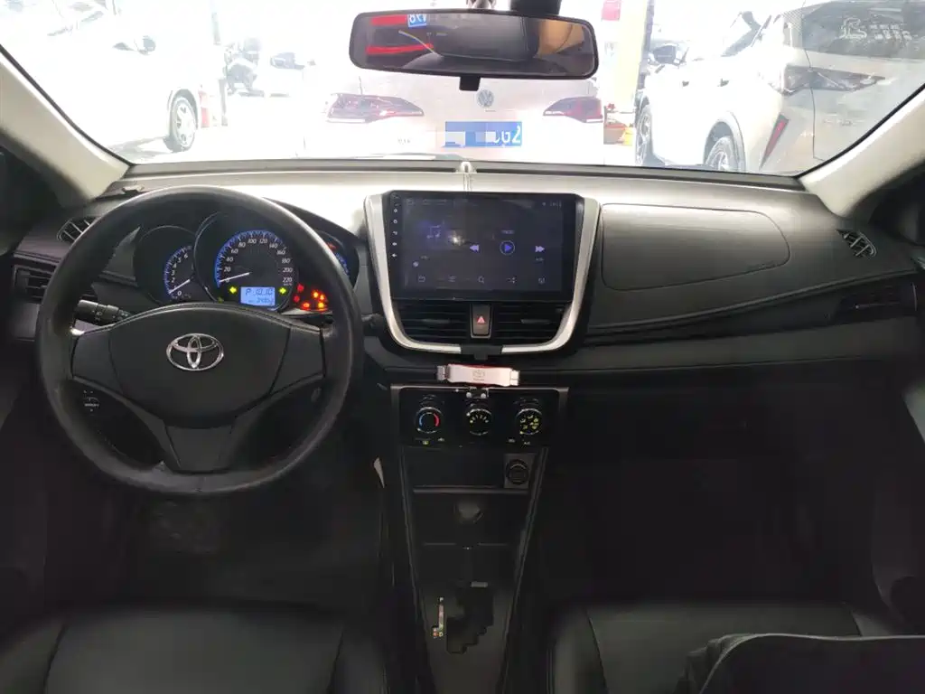 Toyota Yaris L 2018 — фото 10
