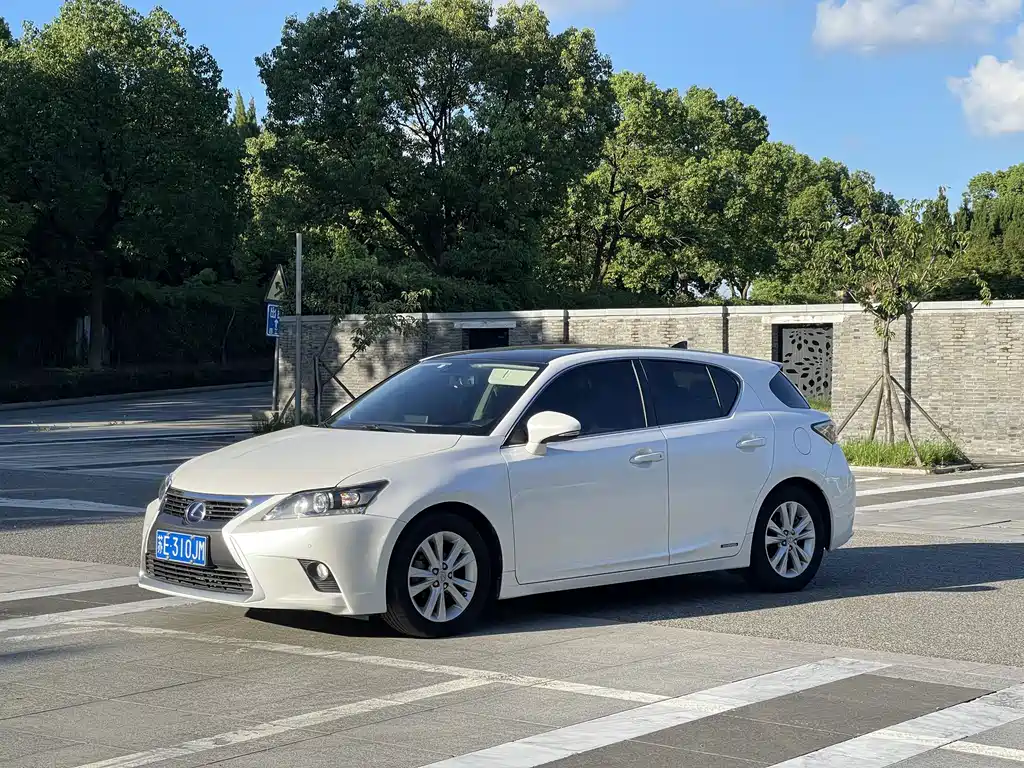Lexus CT 2017 — фото 1