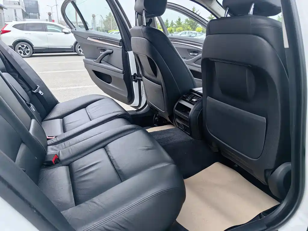 BMW 5 Series 2017 — фото 11