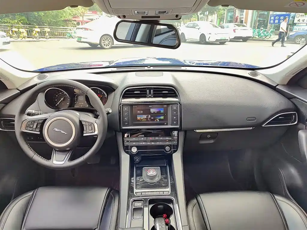 Jaguar F-PACE 2017 — фото 10