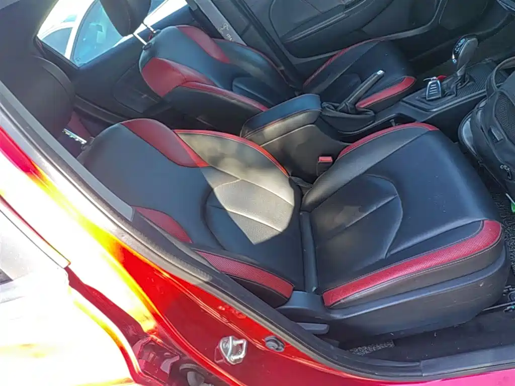 Luxgen U5 SUV 2018 — фото 25