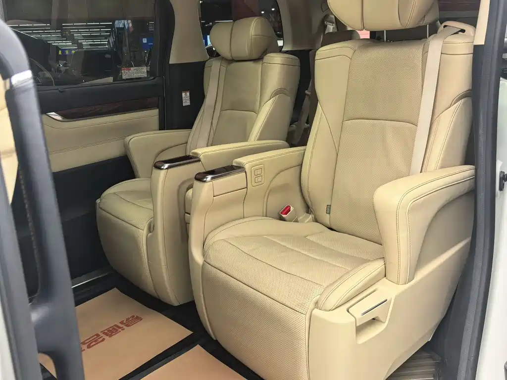 Toyota Alphard 2017 — фото 13
