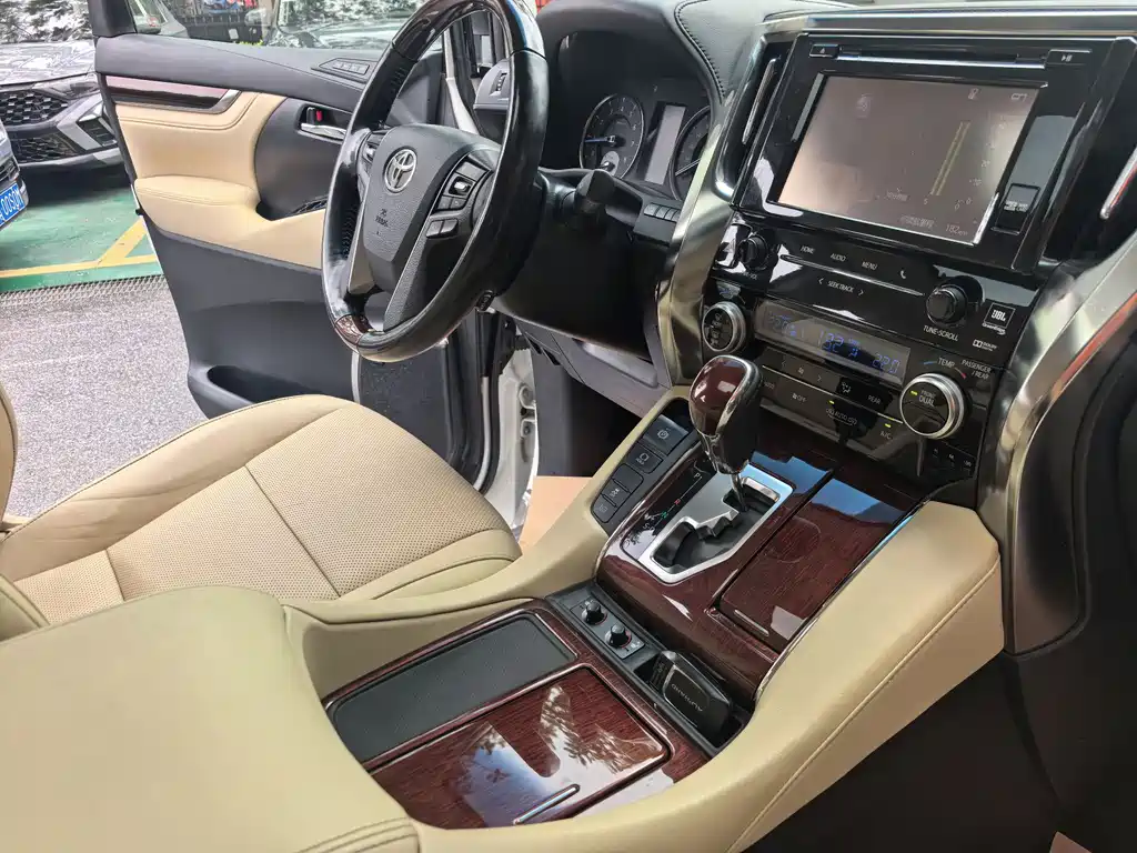 Toyota Alphard 2017 — фото 21