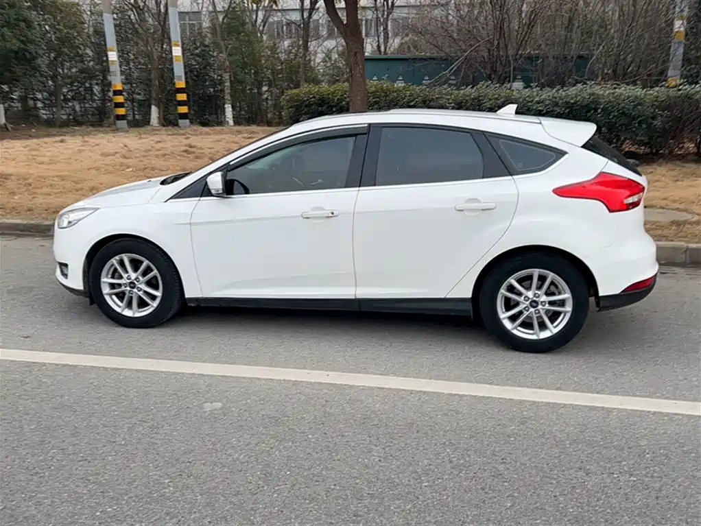 Ford Focus 2017 — фото 20