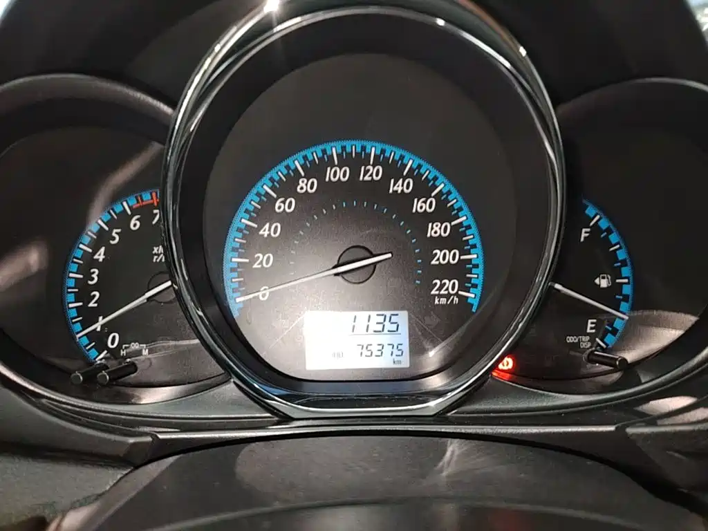 Toyota Yaris L 2017 — фото 12