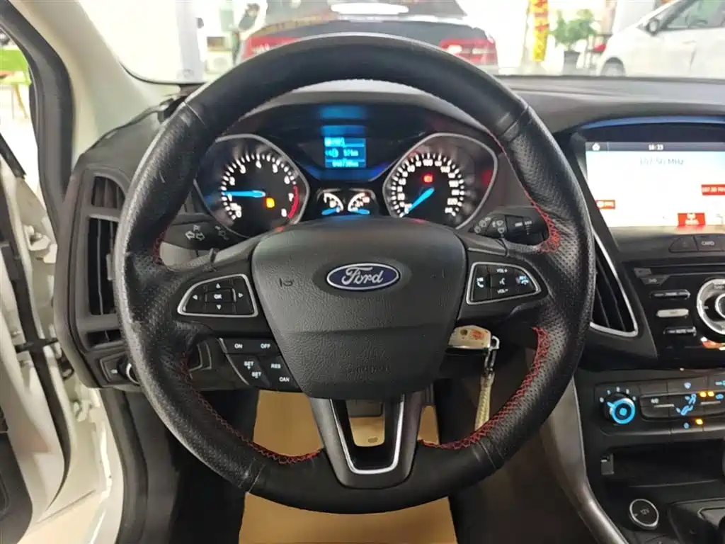 Ford Focus 2018 — фото 11