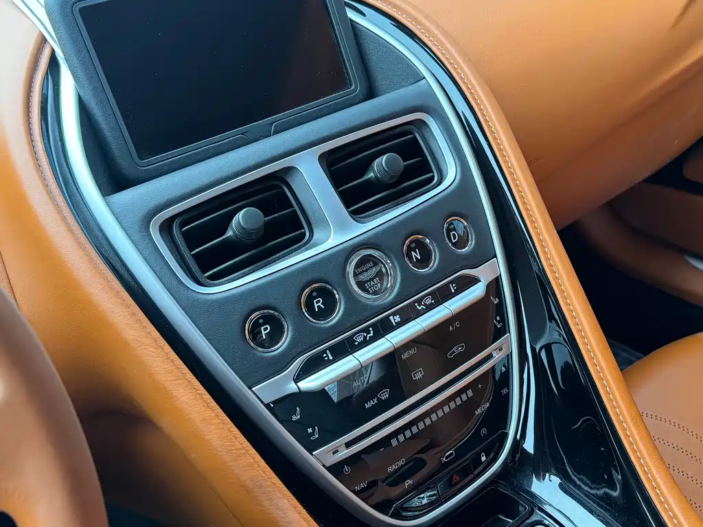 Aston Martin DB11 2019 — фото 14