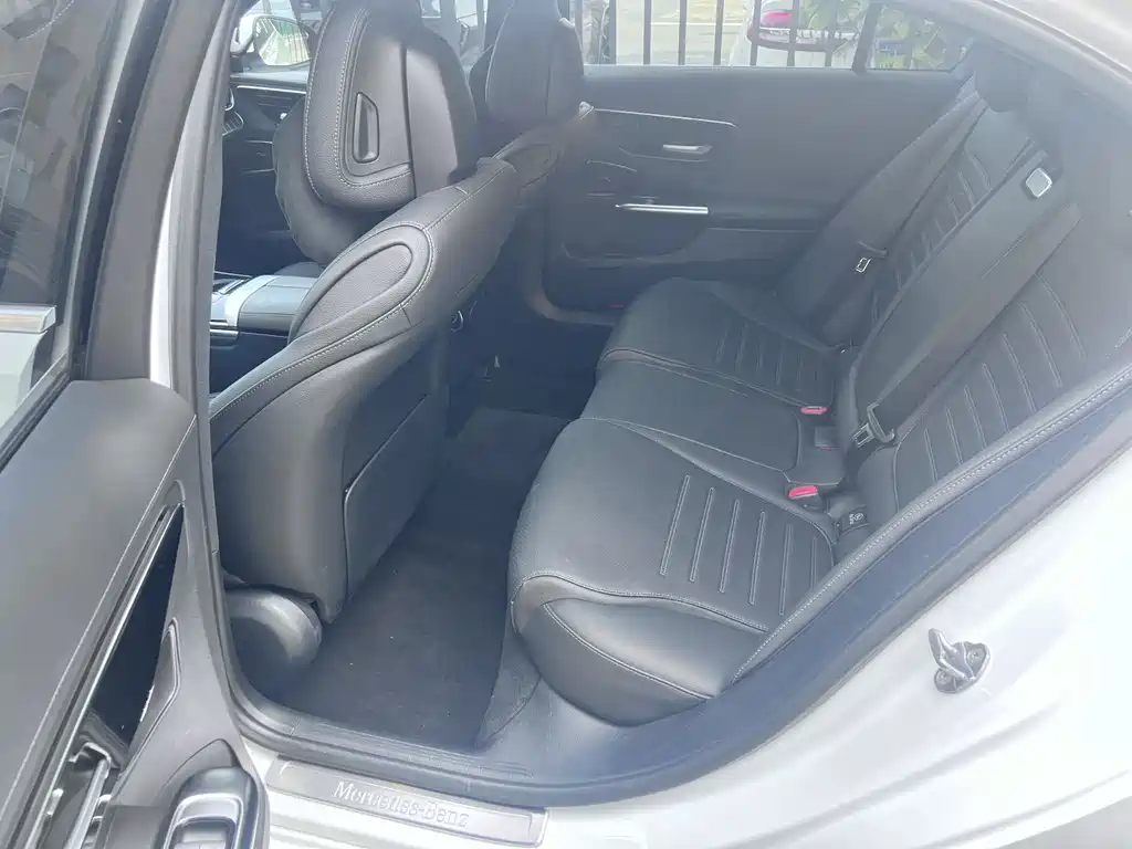Mercedes-Benz C-Class 2023 — фото 6