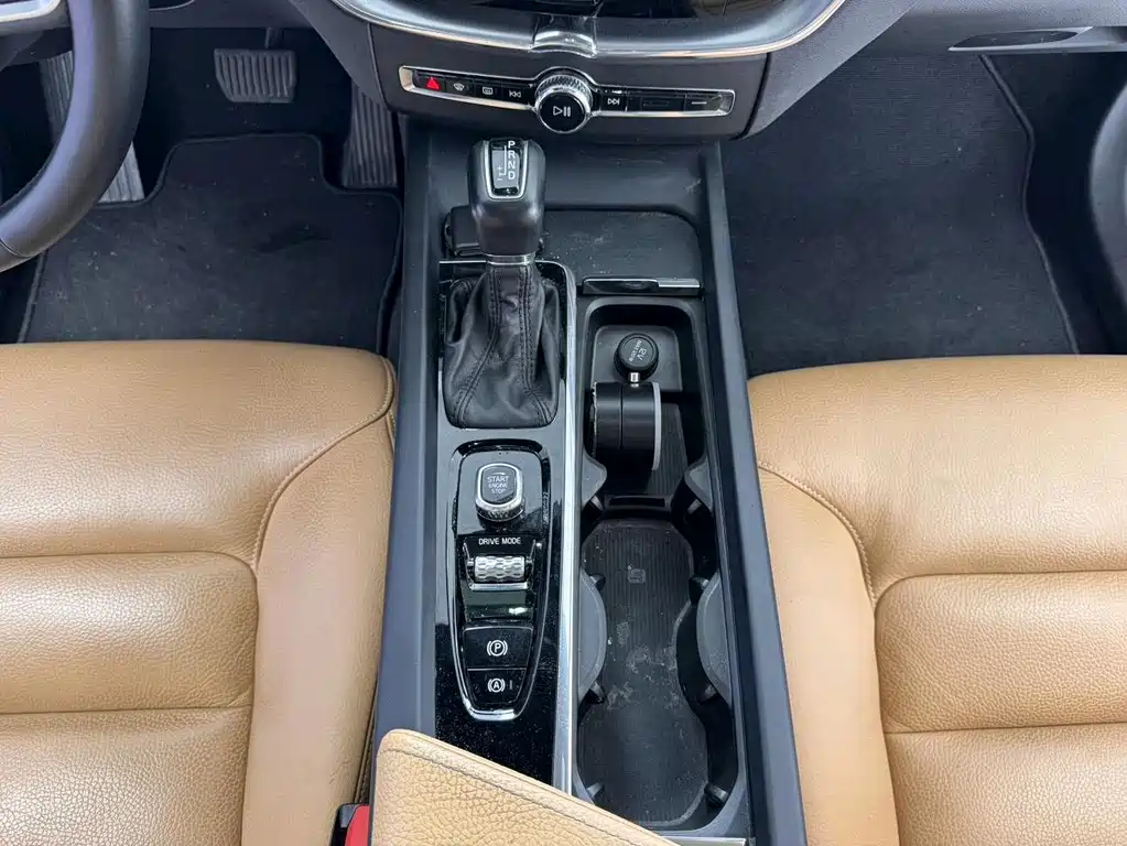 Volvo XC60 2018 — фото 17