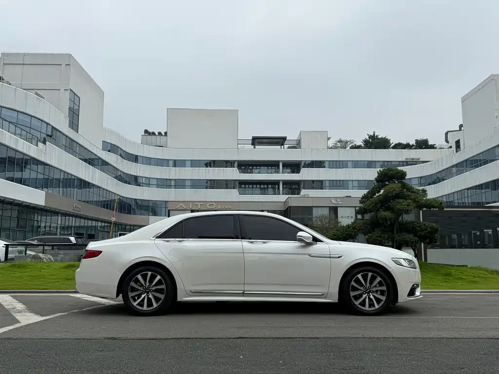 Lincoln Continental 2018 — фото 15