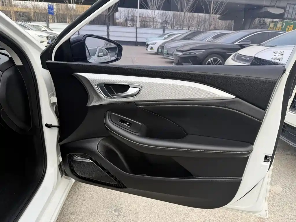 Roewe i6 MAX New Energy 2022 — фото 7
