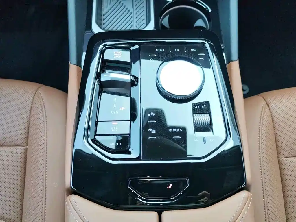 BMW 5 Series 2025 — фото 13