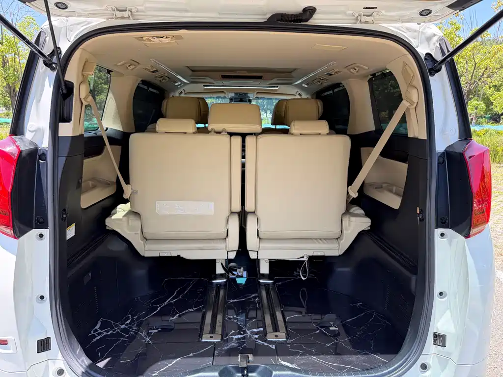 Toyota Alphard 2023 — фото 15