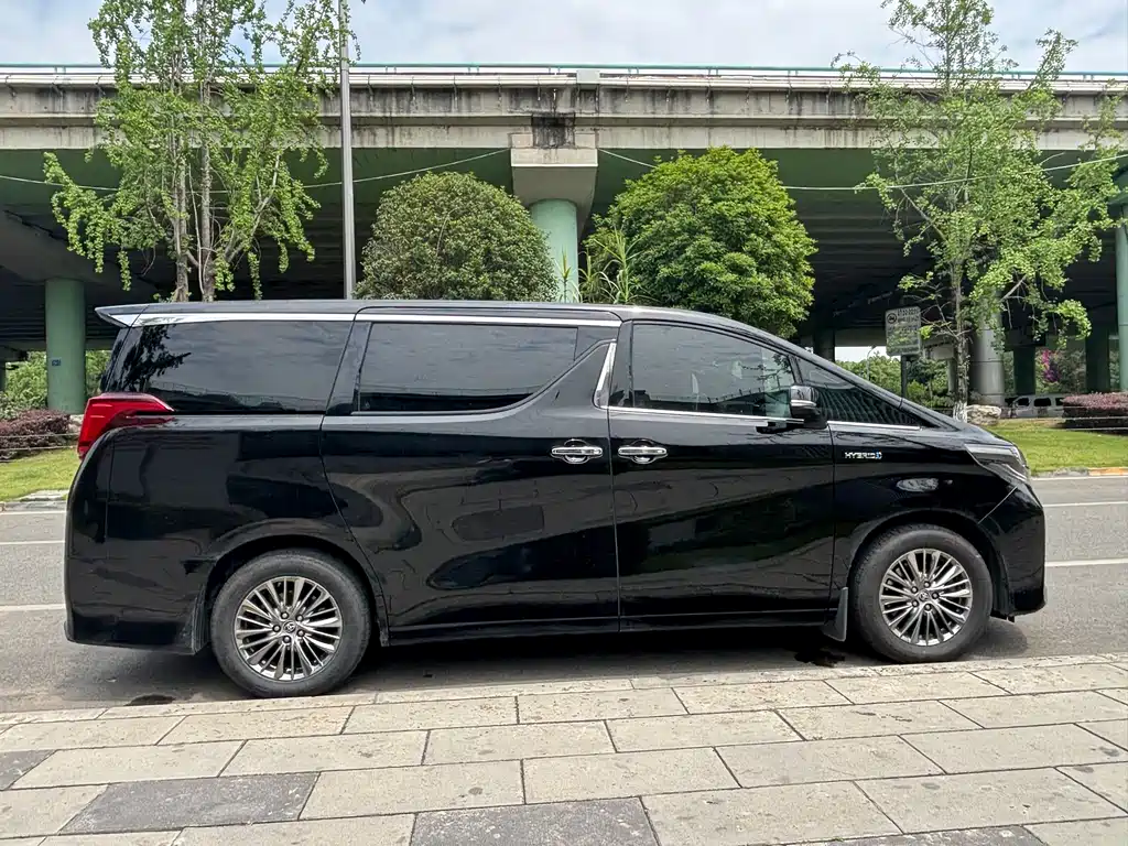 Toyota Alphard 2022 — фото 21